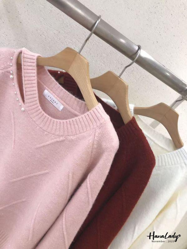 WJA85 氣質釘珠簍空針織上衣 