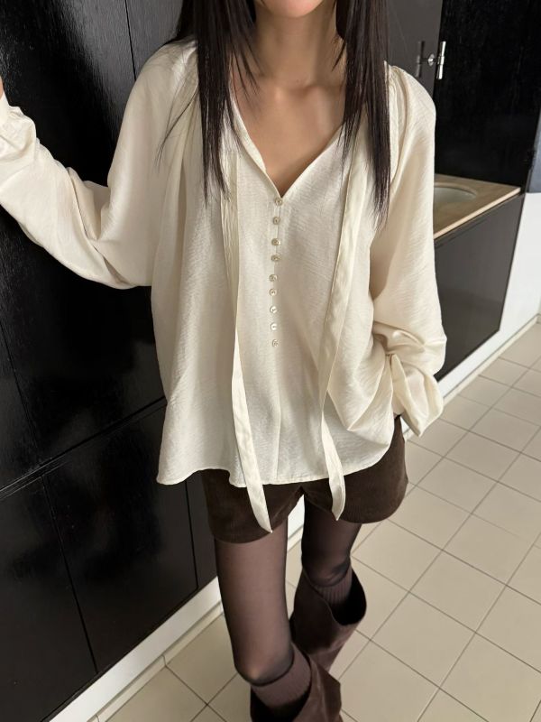 WQA83 精緻貝殼釦V領傘擺上衣 