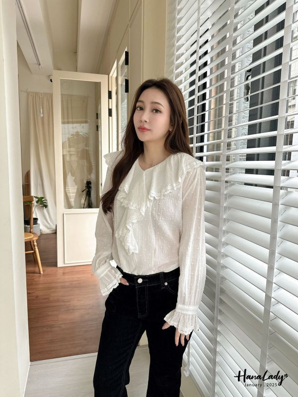 WEA92 精緻蕾絲波浪領細毛球排釦衫 