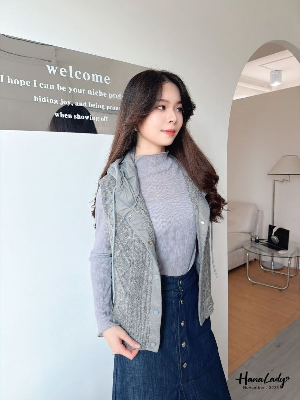 WJA61 透膚壓紋純色波浪邊上衣 