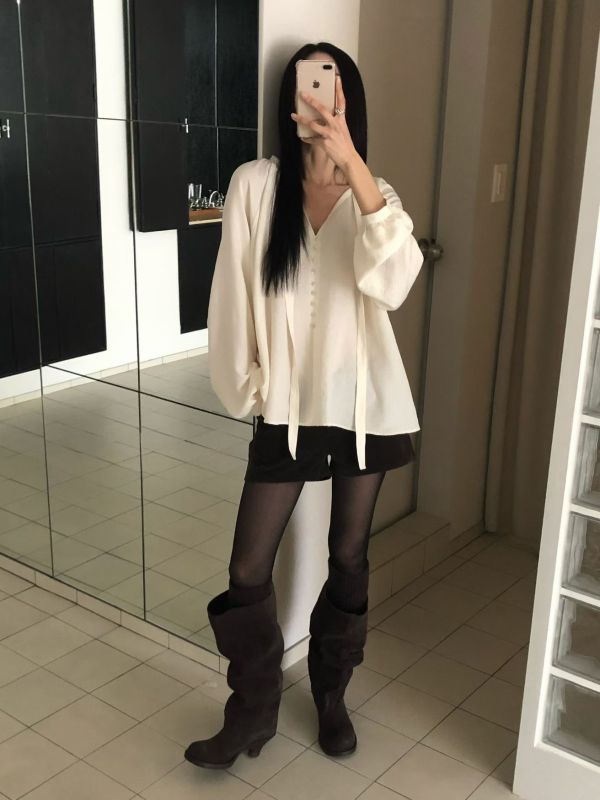 WQA83 精緻貝殼釦V領傘擺上衣 