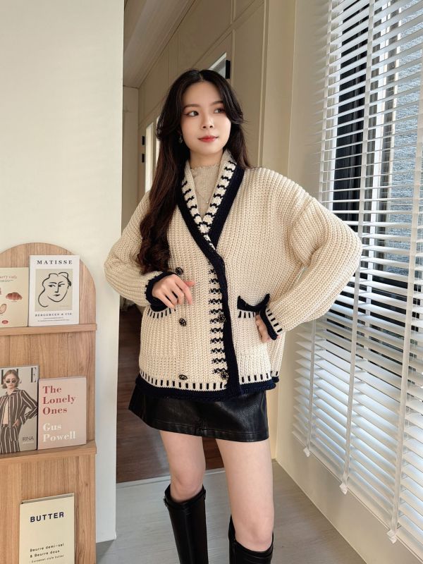 WQB26 小香風線條長版勾針織外套 