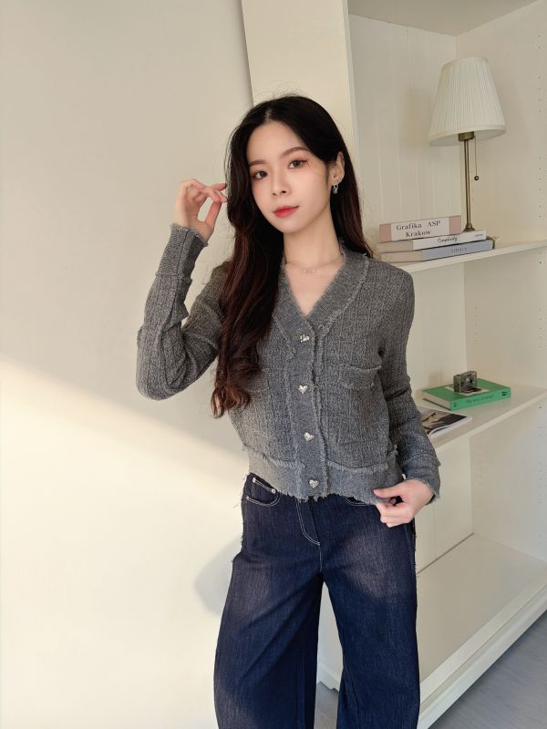 WQB25 愛心釦毛鬚邊針織上衣 