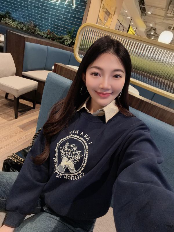 WQA21 花卉釘珠蝴蝶結圓領上衣 