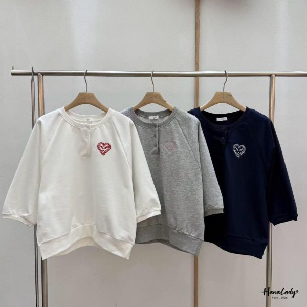 LFA88 學院風三釦刺繡愛心上衣 