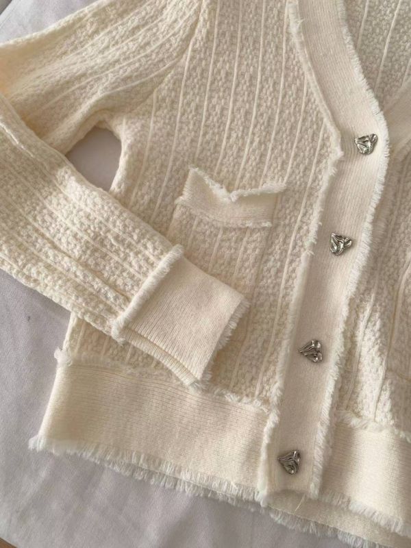 WQB25 愛心釦毛鬚邊針織上衣 