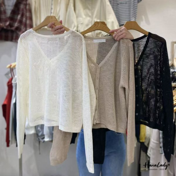 WKA02 線條簍空細排釦針織上衣 