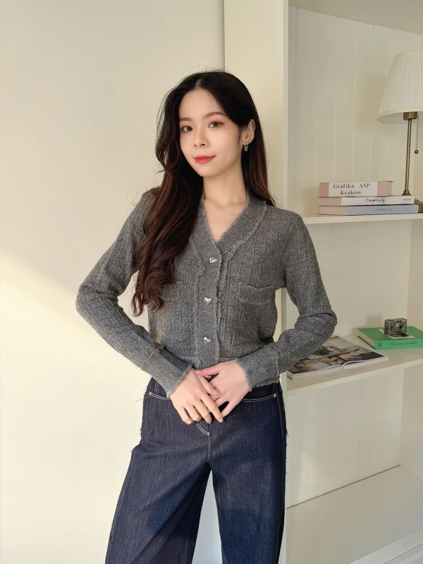 WQB25 愛心釦毛鬚邊針織上衣 