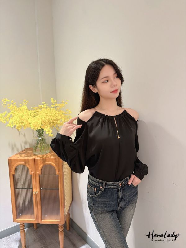 WJA56 金鍊簍空肩設計緞面上衣 