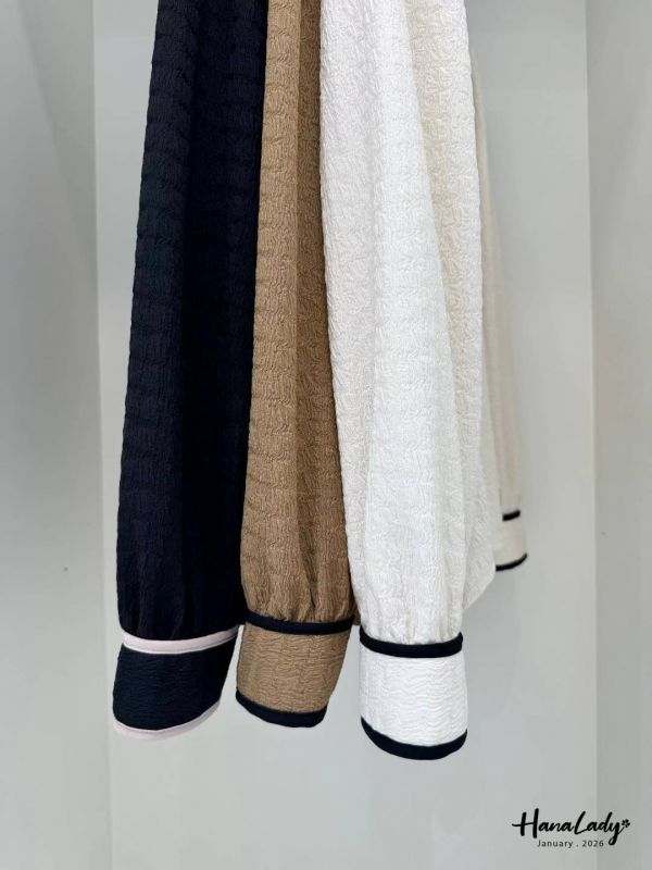 LEA57 俐落配色滾邊壓紋上衣 