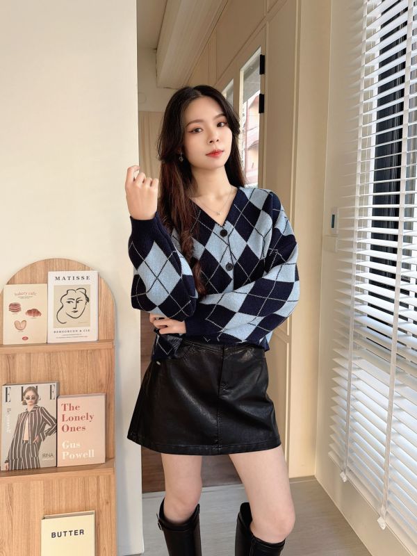 WQA16 菱格紋配色排釦上衣 