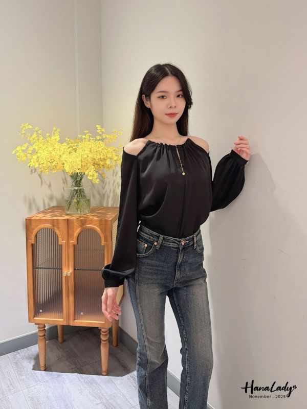 WJA56 金鍊簍空肩設計緞面上衣 