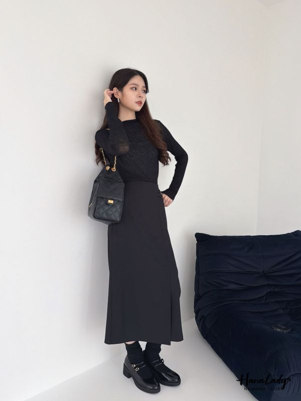 WJA61 透膚壓紋純色波浪邊上衣 