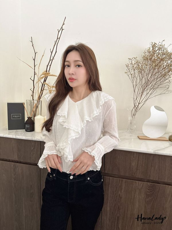WEA92 精緻蕾絲波浪領細毛球排釦衫 