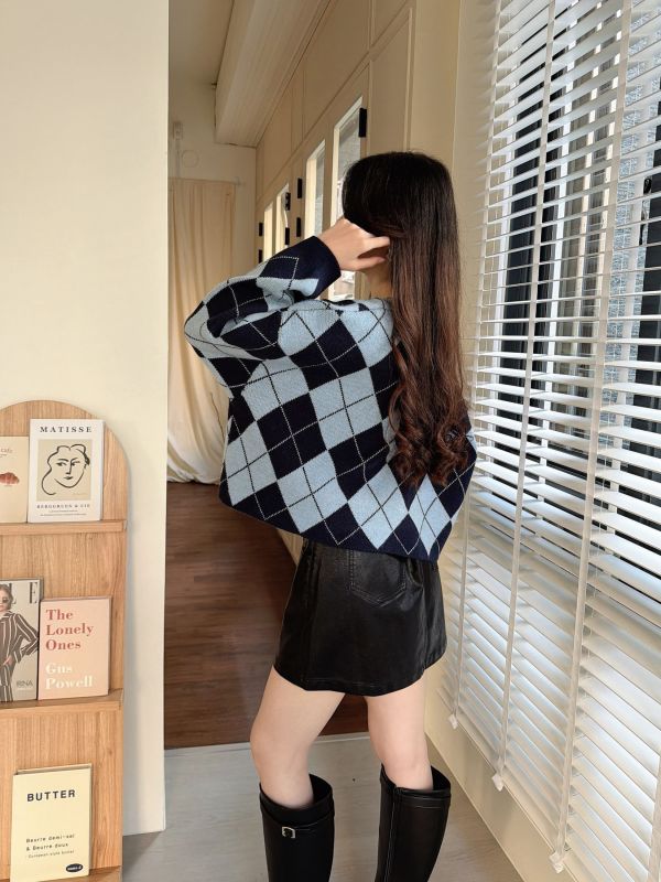 WQA16 菱格紋配色排釦上衣 