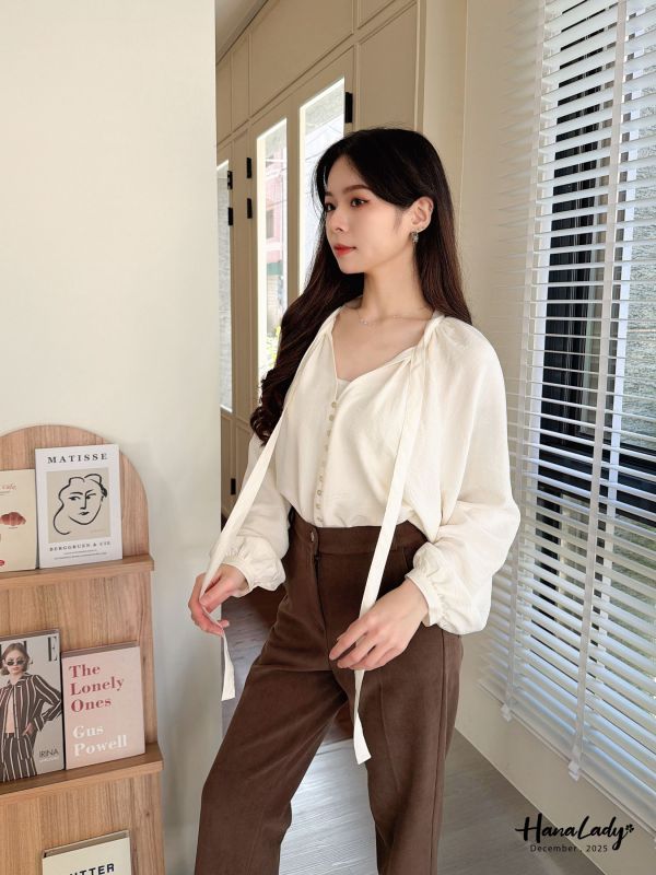 WQA83 精緻貝殼釦V領傘擺上衣 