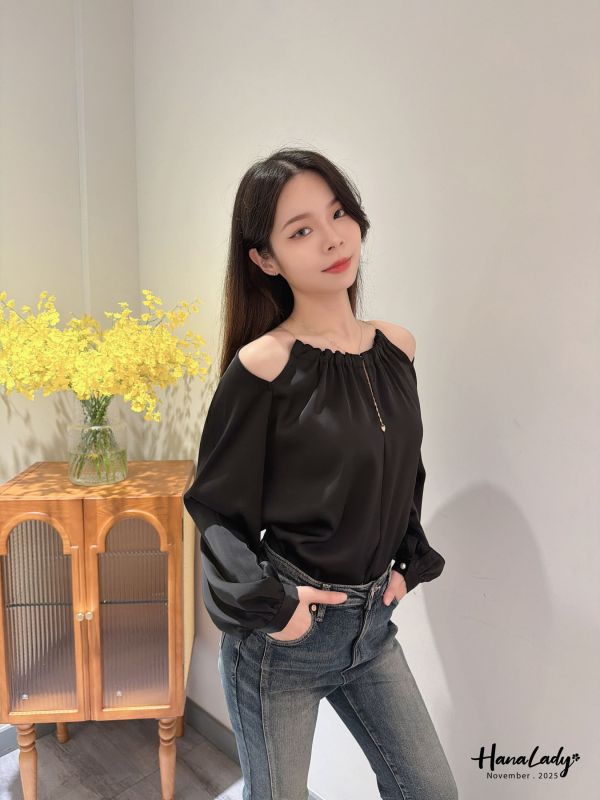 WJA56 金鍊簍空肩設計緞面上衣 