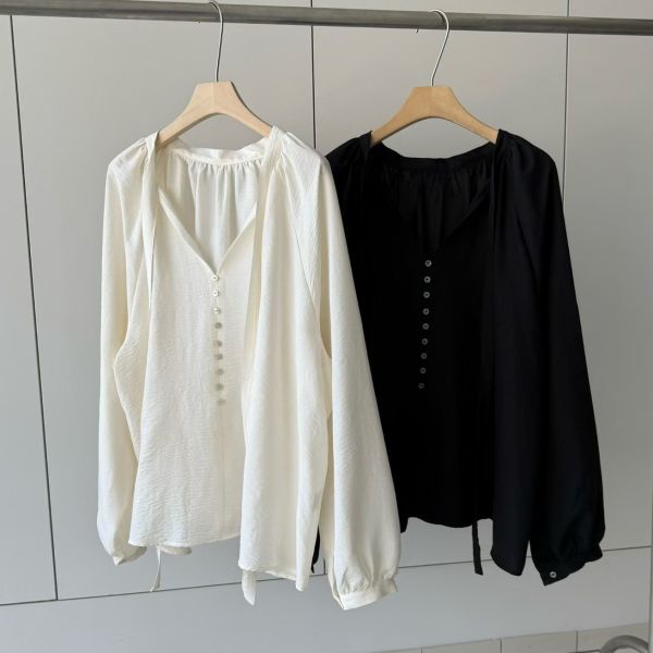 WQA83 精緻貝殼釦V領傘擺上衣 