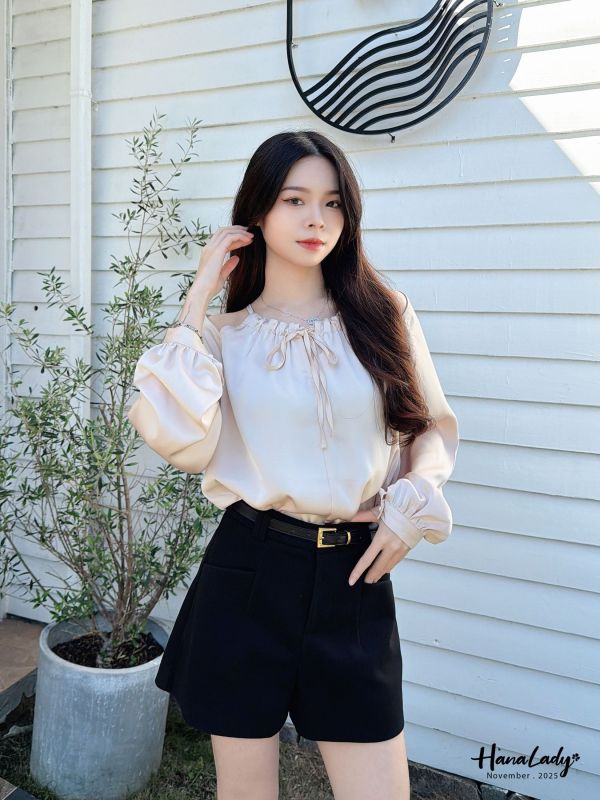 WJA56 金鍊簍空肩設計緞面上衣 