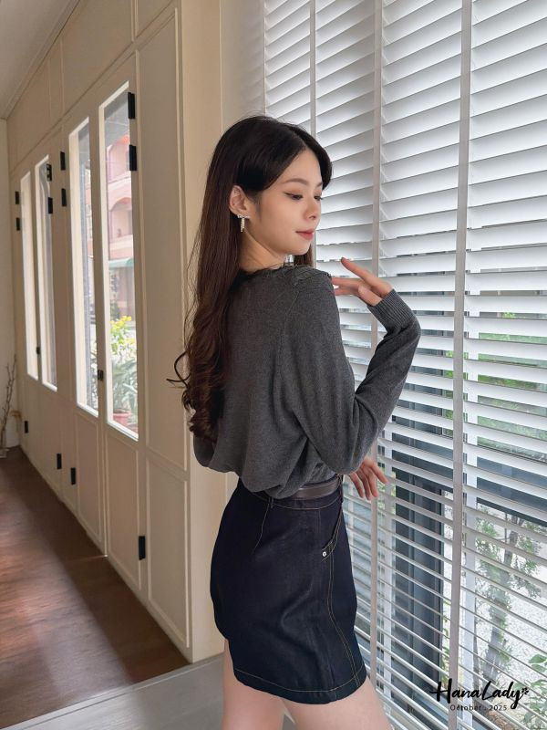 WTA46 蕾絲三角領排釦針織衫 