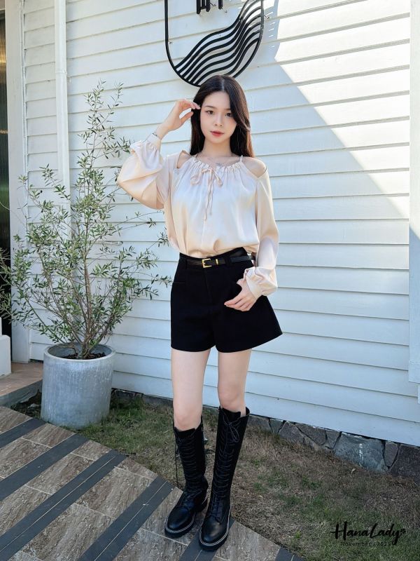 WJA56 金鍊簍空肩設計緞面上衣 