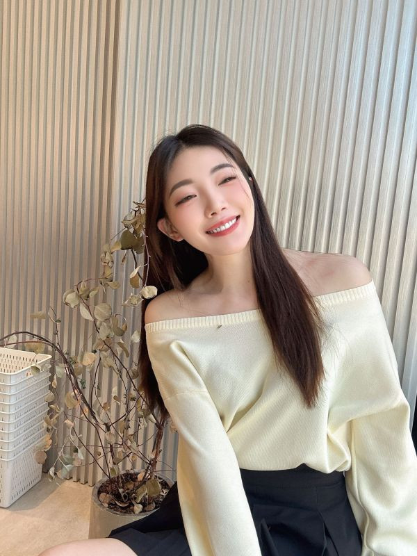 WSA20 線條反摺袖設計寬領上衣 