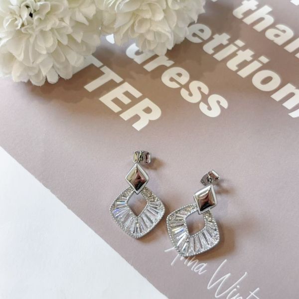 WQB45 銀針垂墜菱形閃鑽耳環 