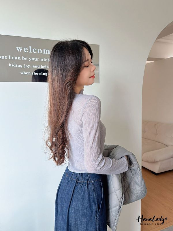 WJA61 透膚壓紋純色波浪邊上衣 