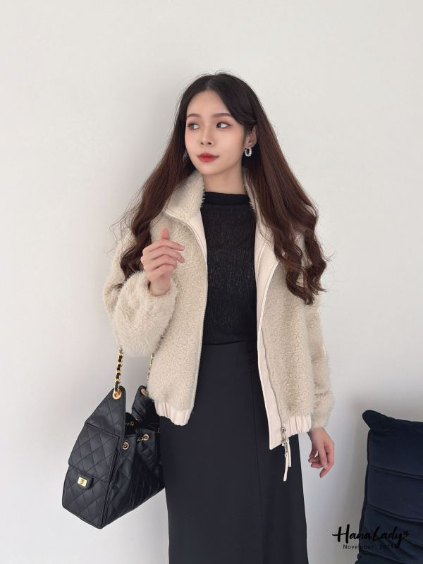 WJA61 透膚壓紋純色波浪邊上衣 