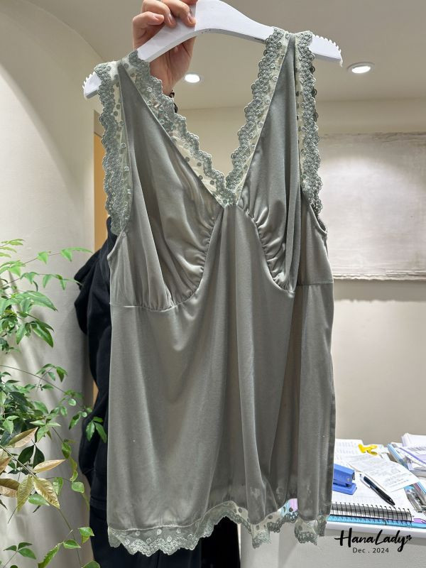 FQA73 質感絨布蕾絲滾邊V領背心 