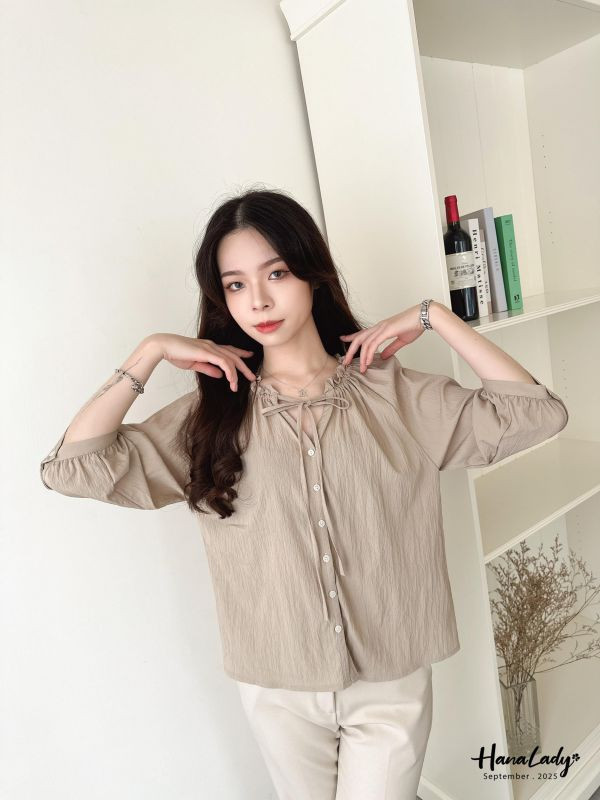 WKA27 花瓣綁結領排釦上衣 