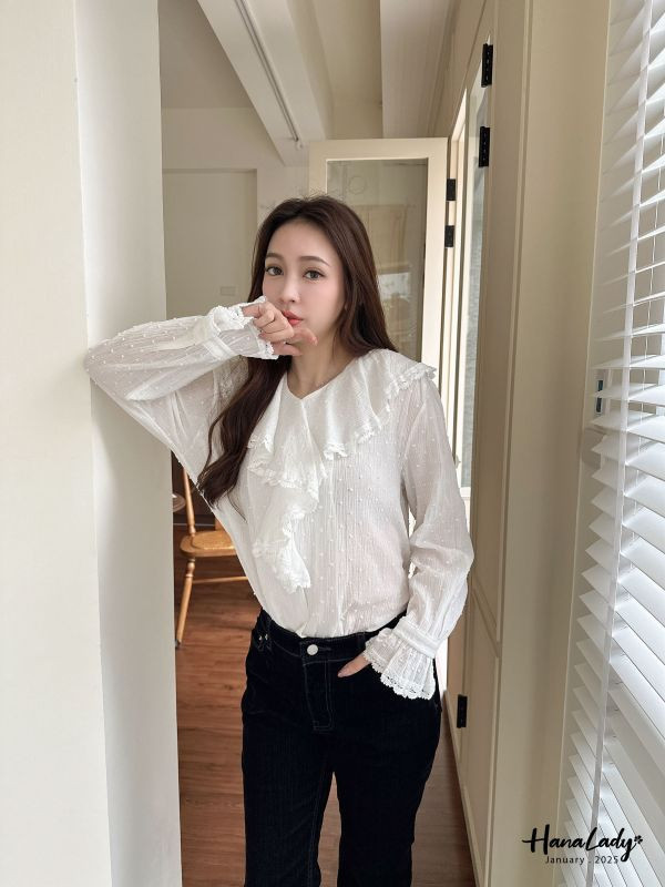 WEA92 精緻蕾絲波浪領細毛球排釦衫 