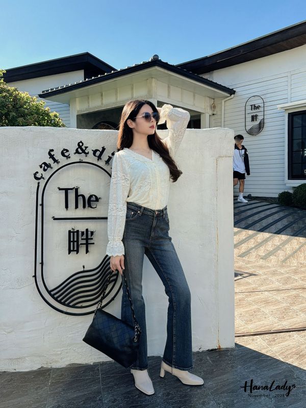 WJA96 刷白提臀線條微喇叭丹寧褲 