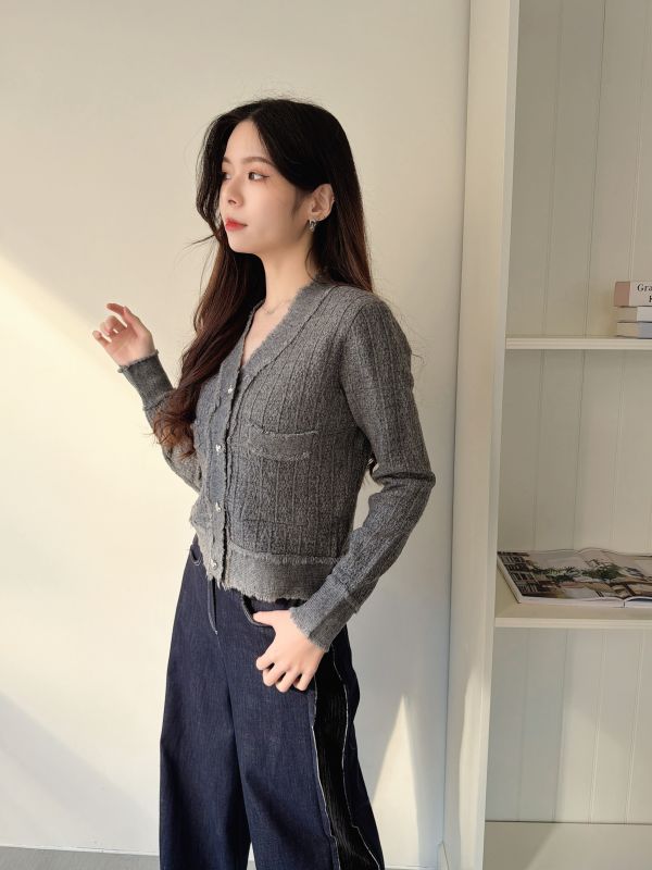 WQB25 愛心釦毛鬚邊針織上衣 