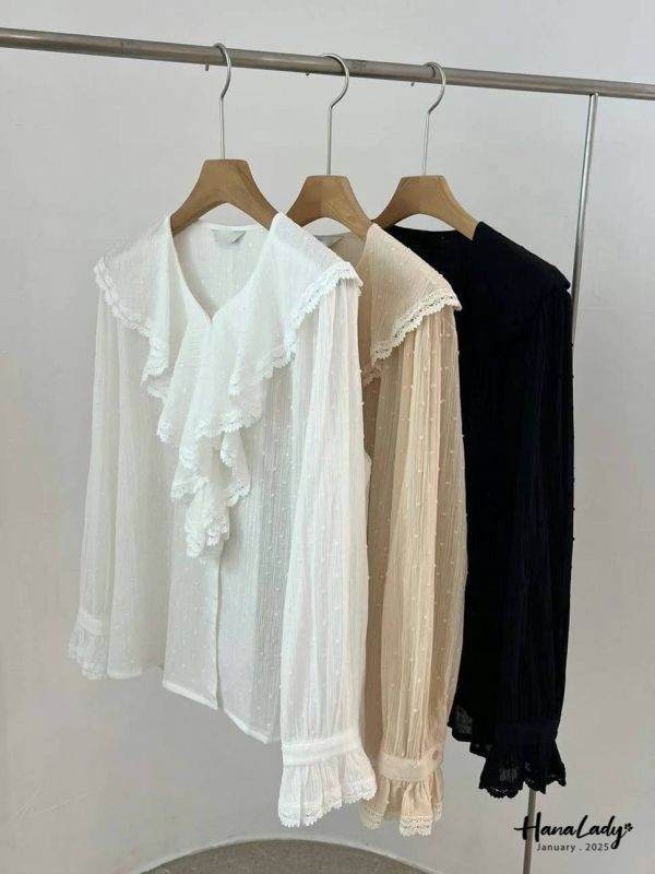 WEA92 精緻蕾絲波浪領細毛球排釦衫 