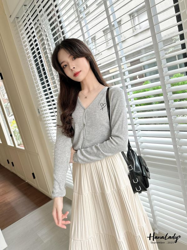 WKA61 刺繡愛心薄針織排釦上衣 