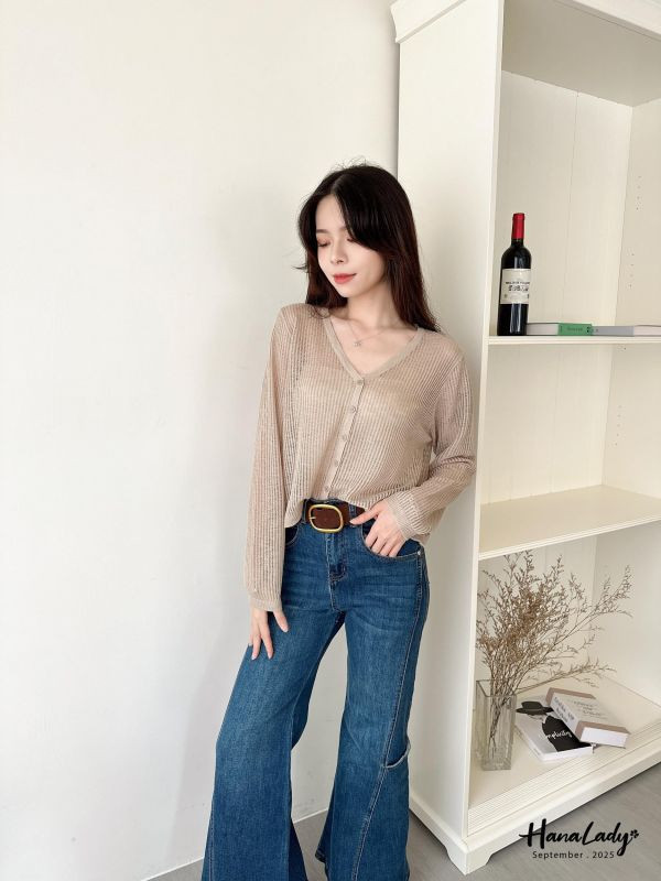 WKA02 線條簍空細排釦針織上衣 