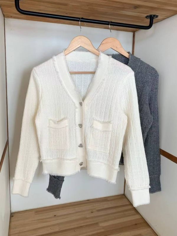 WQB25 愛心釦毛鬚邊針織上衣 