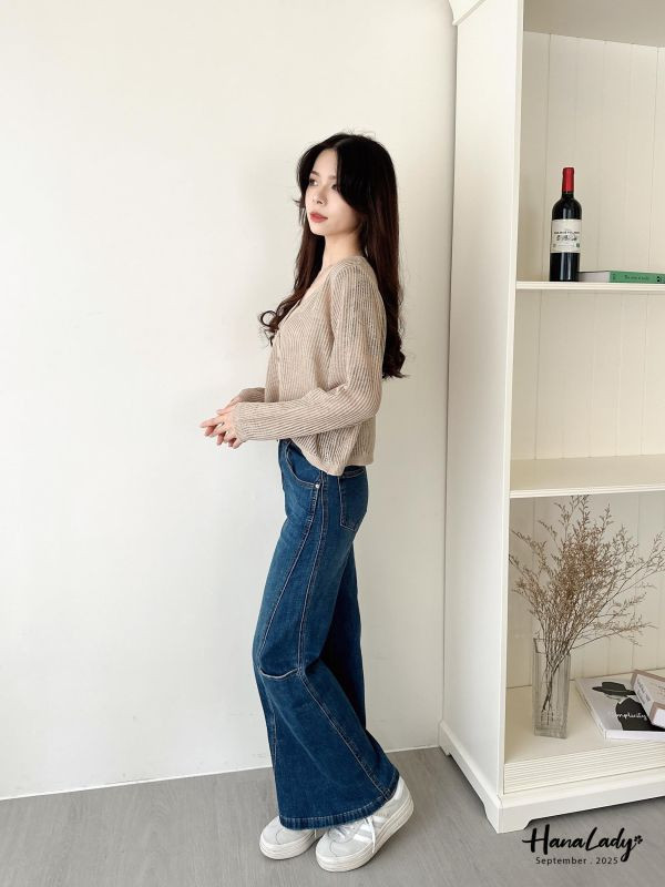 WKA02 線條簍空細排釦針織上衣 