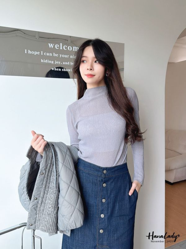 WJA61 透膚壓紋純色波浪邊上衣 