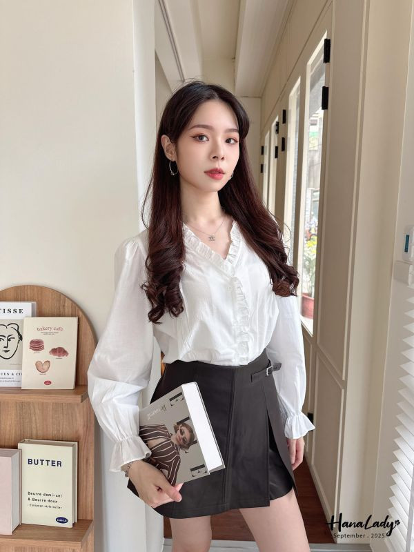 WKA42 荷葉波浪領排釦衫 