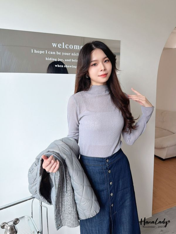 WJA61 透膚壓紋純色波浪邊上衣 