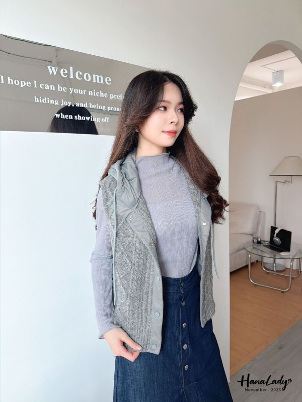 WJA61 透膚壓紋純色波浪邊上衣 