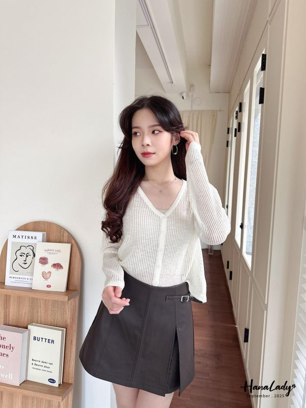 WKA02 線條簍空細排釦針織上衣 