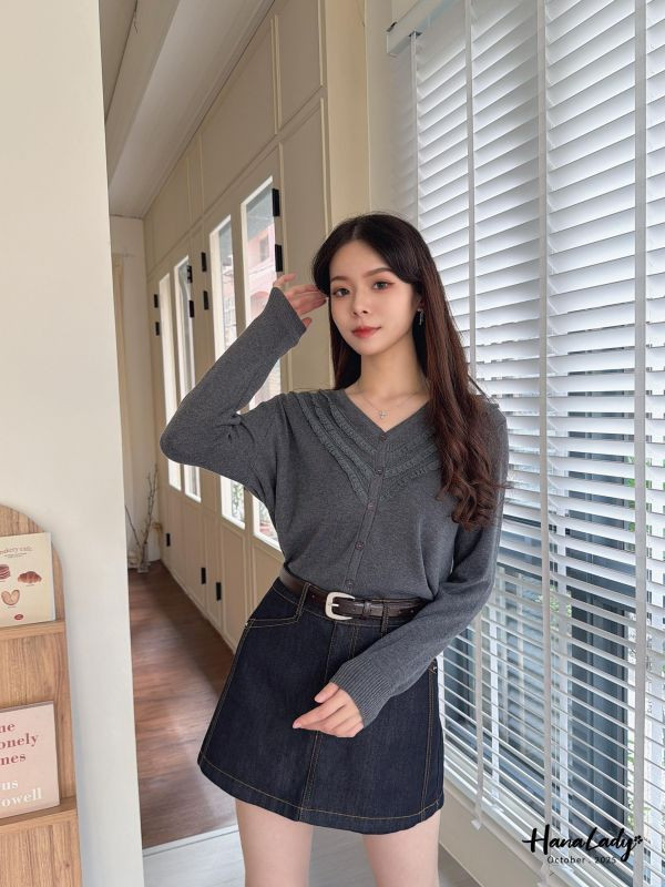 WTA46 蕾絲三角領排釦針織衫 