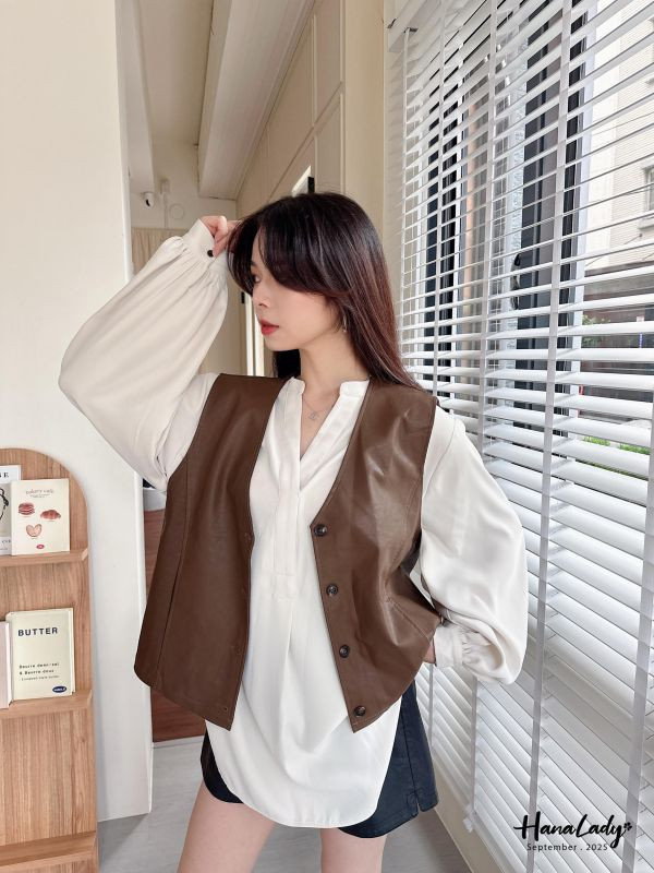 WKA39 率性三釦V線皮質背心 