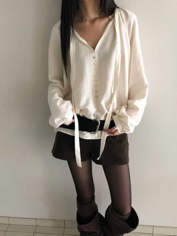 WQA83 精緻貝殼釦V領傘擺上衣 