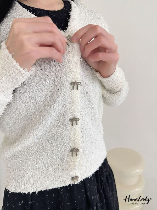 LEA54 毛毛蝴蝶結釦針織上衣 