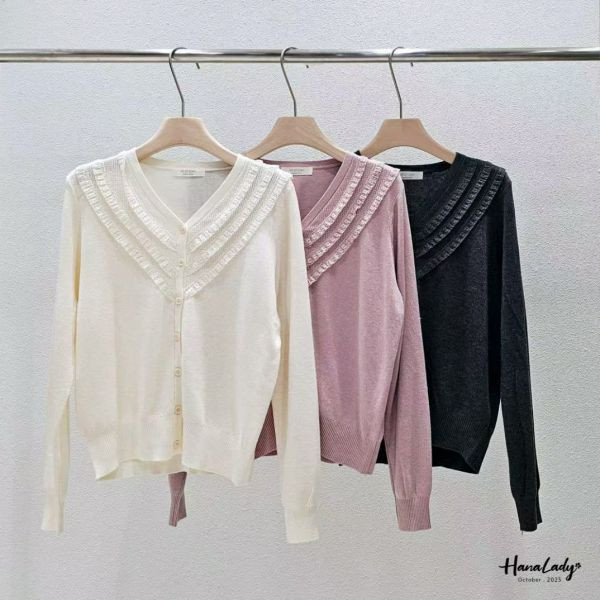 WTA46 蕾絲三角領排釦針織衫 