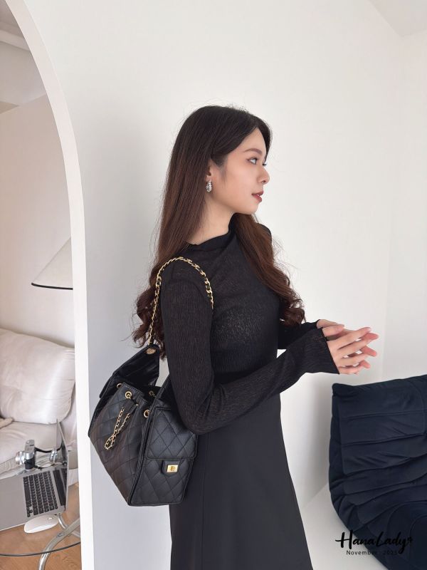 WJA61 透膚壓紋純色波浪邊上衣 